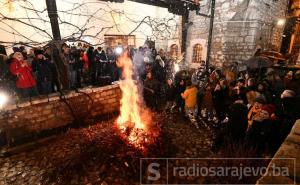 Uoči Božića: Zapaljen Badnjak ispred Stare pravoslavne crkve